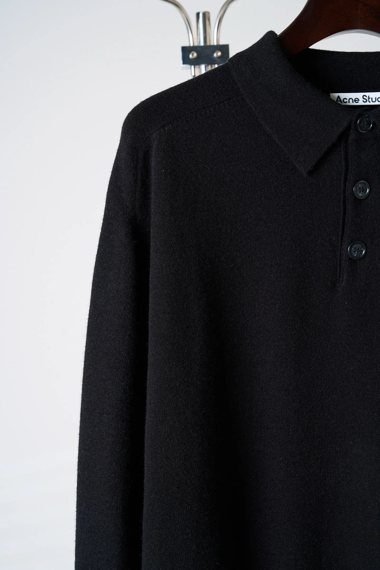 [Real auction] Acne Studios logo embroidered knitted polo shirt [In Stock] S M L The fabric is made of wool + yak hair blend. The wool ensures skin-friendly warmth and breathability. The yak hair improves the stiffness and wrinkle resistance of the fabric. It combines softness and pattern support. High-density jersey knitting technique is used. The yarns are finely intertwined. There are no excess floating threads on the surface. It feels soft and waxy and does not scratch the skin. It has a moderate weight and can be worn alone in spring and autumn. It can be worn as an inner layer in winter without feeling heavy or bulky. Ready-made garments undergo pre-shrunk + soft finishing processes to prevent shrinkage during the first wash while neutralizing the roughness of the fabric and maintaining long-term smoothness. Ready-to-wear deodorization treatment removes odors from new materials. Adopts a three-dimensional and slightly loose version. The shoulder line falls naturally. Suitable for different shoulder shapes. Garment length reaches hips. Modifies body proportions. Not picky about body shape. Ribbed closing process. High-elastic rib knitting for cuffs and hem. Precision sewing seams. The embroidery process on the left chest "Acne Studios est" adopts computerized precision flat embroidery + three-dimensional thread filling process. The embroidery thread is made of high-twist polyester thread, which is friction-resistant and does not fade. The embroidery edges are neat and burr-free. The stitch spacing is even (about 8-10 stitches/cm) for a full sense of recognition and sophistication. The whole garment is sewn with high-density double-thread overlock. The stitch spacing is 0.3-0.5cm. Key parts (shoulder seams, side seams) are reinforced with double threads to prevent open threads. The inner hemming treatment reduces friction and improves wearing comfort. The dyeing process adopts alcohol black fixation dyeing technology. The dye penetrates into the fiber and undergoes multiple fixation treatments. It is not easy to lose color during washing and cross-color to maintain the purity of Black.